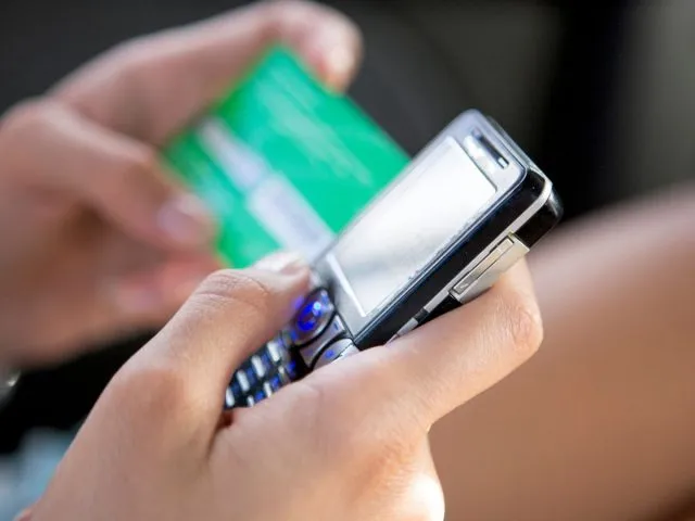 Telefon na kartę czy w abonamencie?