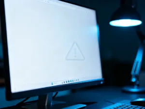 Nowoczesny tablet z kolorową grafiką na ekranie, ustawiony na biurku w przytulnym domowym biurze.