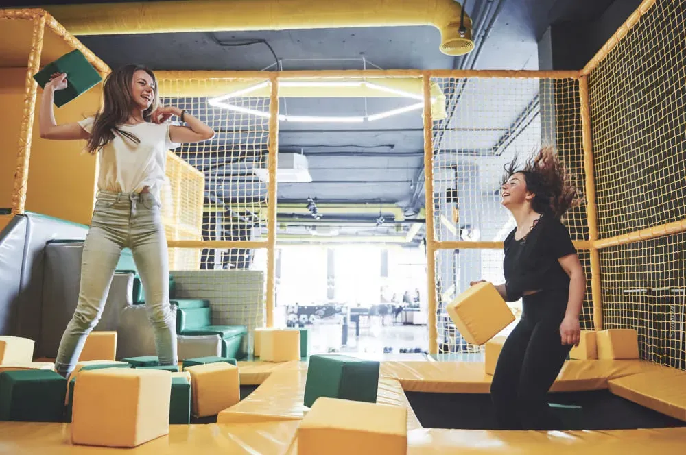 Trampoliny i teamwork? Czemu nie! Nowy wymiar imprez firmowych w Warszawie