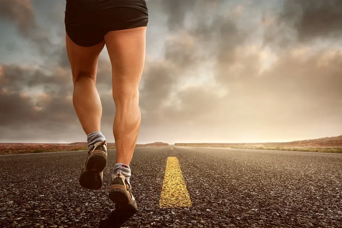 Biegacz trenujący na leśnej ścieżce, promujący aktywny tryb życia i jogging w terenie.