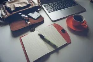 Minimalistyczna grafika 3D przedstawiająca nowoczesny smartfon z ikoną powiadomienia, symbolizująca działanie aplikacji In.