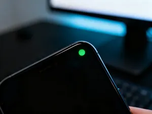 Nowoczesny tablet budżetowy na drewnianym biurku w słonecznym domowym biurze.