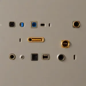 Nowoczesny smartfon na biurku z ikoną sieci komórkowej, symbolizujący sprawdzanie operatora numeru telefonu.