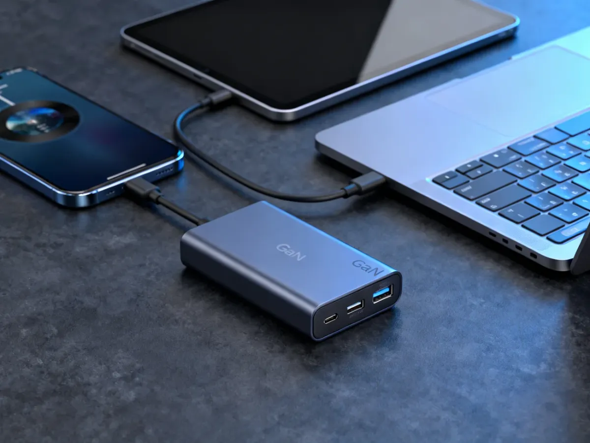 Powerbank USB-C zasilający smartfon, tablet i laptop